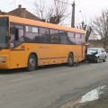 Busznak ütközött egy személyautó