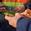 A vezetés közbeni mobilozást figyelik