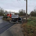 Személyautó borult fel a vasúti átjárójában