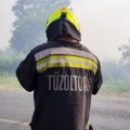 Gaz, avar és lábon álló gabona ég Cegléd külterületén